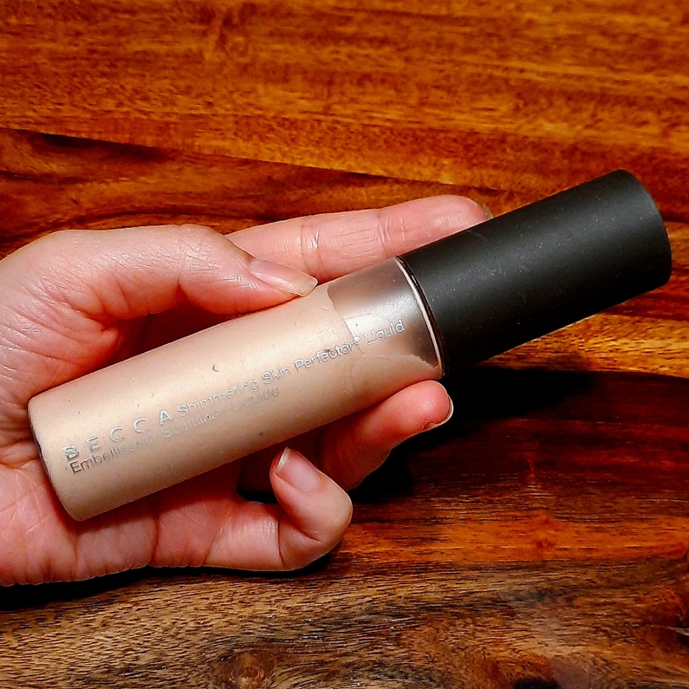 BECCA Shimmering Skin Perfector Highlighter in Champagne Pop